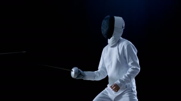 2 전문 Fencers 표시 대작 검 술 그들의 포 일 싸움에. 그들은 공격, 방어, 도약 및 추력과 돌출. 총 검은 배경에 및 슬로우 모션에서 절연. — 비디오