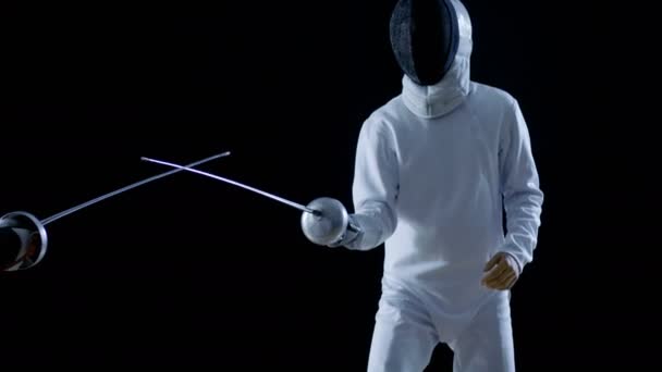 2 전문 Fencers 표시 대작 검 술 그들의 포 일 싸움에. 그들은 공격, 방어, 도약 및 추력과 돌출. 총 검은 배경에 및 슬로우 모션에서 절연. — 비디오