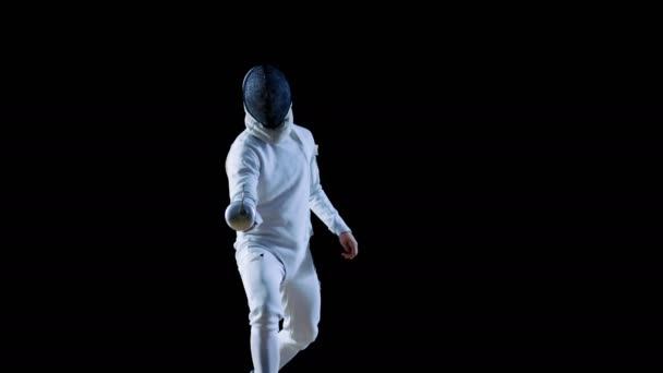 Portret Shot van een volledig uitgeruste geschoolde Fencer Training met een folie. Hij praktijken aanval, verdediging, sprong, Thrust en Lunge. Schot geïsoleerd op zwarte achtergrond. — Stockvideo
