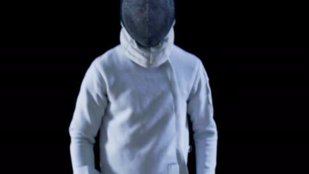 Portret Shot van een volledig uitgerust Schermer lopen in Focus en nemen uit zijn beschermend masker. Schot geïsoleerd op zwarte achtergrond. — Stockvideo