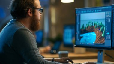 Erkek oyun geliştiricisi yeni bir seviye tasarımı üzerinde çalışır. O yakışıklı B.