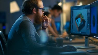 Erkek oyun geliştirici bir seviye tasarımı onun kişisel Comp üzerinde çalışır