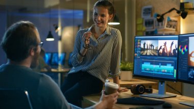 Güzel kadın ve yakışıklı erkek Video editörleri görüntüleri tartışmak