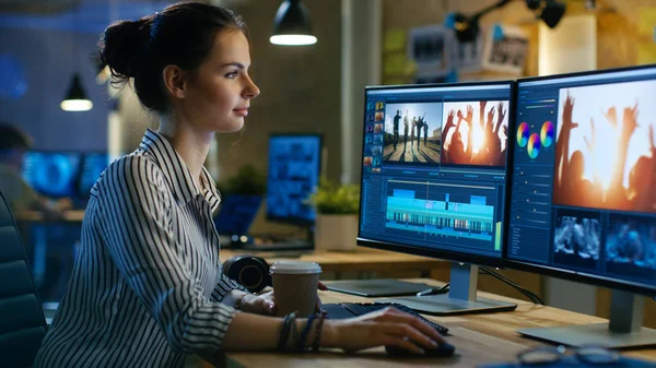 Hermosa editora de vídeo femenina trabaja con filmación en su personal — Foto de Stock