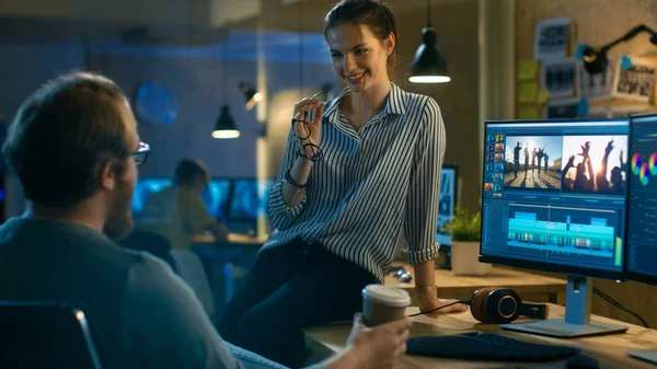 Güzel kadın ve yakışıklı erkek Video editörleri görüntüleri tartışmak
