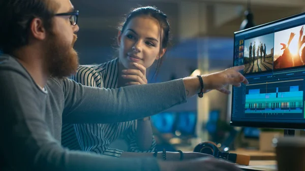 Editores de vídeo femeninos y masculinos trabajan con imágenes y sonido en el — Foto de Stock