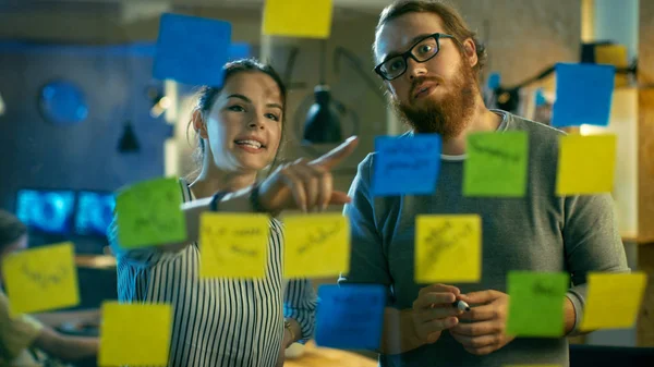 Diseñadores masculinos y femeninos debaten y esbozan su proyecto wi —  Fotos de Stock