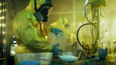 Yeraltı uyuşturucu laboratuarında iki gizli kimyagerler uyuşturucu yaratabilmek için Mix kimyasal koruyucu tulum ve gaz maskeleri kaplı. Onlar terk edilmiş binada iş. 