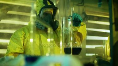 Yeraltı laboratuvar ekibi, gizli kimyagerler Synthesises yasadışı uyuşturucu, bir tutar kabı kimyasallar ve tutarlılık olduğunu denetler. Onlar uyuşturucu terk edilmiş binada yemek.