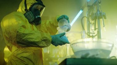 Yeraltı laboratuvarında koruyucu maskeler ve tulum gizli kimyagerler yemek ve uyuşturucu paket. Onlar terk edilmiş iş bina dolu laboratuar ekipmanları.