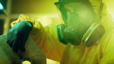 Yeraltı uyuşturucu laboratuarında gizli kimyager koruyucu maske ve Coverall Kimyasalları karıştırır. Sentetik uyuşturucu yeni toplu iş yapmak kaseye teneke kutu sıvı dökülen. Terk edilmiş binada ağız kavgası.