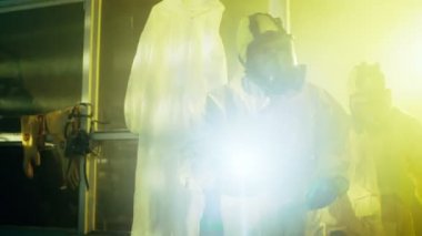 İki subay tehlikeli madde polis birimi bozuk uyuşturucu laboratuvarı yapma inceleyin. Onlar giyim Hazmat uygun ve gaz maskeleri ve dikkatle el feneri ile yürüyüş.
