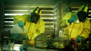 Yeraltı uyuşturucu laboratuarında gizli kimyagerler koruyucu maskeler ve tulum giyen kimyasal bağımlılık uyuşturucu sentezleme yeni dizi için karıştırın. Onlar terk edilmiş binada iş.