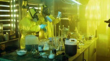 Tam teçhizatlı özel anti-narkotik görev kuvvetleri asker yeraltı laboratuvar üreten uyuşturucu çalışan iki gizli kimyagerler tutuklama. Lying çevresinde uyuşturucu üretimi için çok.