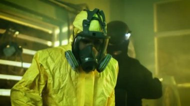 Tam teçhizatlı özel anti-narkotik görev kuvvetleri asker elleri katlanmış ve gizli kimyager yeraltı laboratuvar üreten ilaç tutuklamalar. Ayakta etrafında çok fonksiyonel ilaç üretim tesisi. 