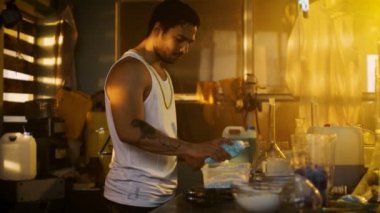 Yeraltı laboratuvarda Hardcore satıcısı, uyuşturucu paketleriyle tuğla daha fazla satış ve dağıtım için bavul yerleştirir. Bindik kadar Windows ile terk edilmiş binada ağız kavgası.