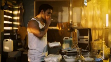 Yeraltı laboratuvarda Hardcore sigara satıcısı, uyuşturucu paketleriyle tuğla daha fazla satış ve dağıtım için bavul yerleştirir. Bindik kadar Windows ile terk edilmiş binada ağız kavgası.