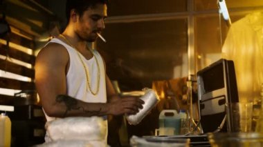 Yeraltı laboratuvarda Hardcore sigara satıcısı, uyuşturucu paketleriyle tuğla daha fazla satış ve dağıtım için bavul yerleştirir. Bindik kadar Windows ile terk edilmiş binada ağız kavgası.