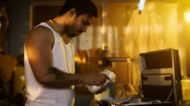 Yeraltı laboratuvarda Hardcore sigara satıcısı, uyuşturucu paketleriyle tuğla daha fazla satış ve dağıtım için bavul yerleştirir. Bindik kadar Windows ile terk edilmiş binada ağız kavgası.