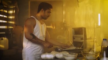 Uyuşturucu satıcısı yerleştirerek uyuşturucu tuğla bavul içine tamamen silahlı özel anti-narkotik görev kuvvetleri asker tarafından tutuklandı. Satıcı el ve teslim oldu yükseltir. Bir sürü uyuşturucu ve uyuşturucu üreten ekipman yalan çevresinde.