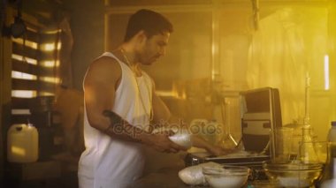 Uyuşturucu satıcısı yerleştirerek uyuşturucu tuğla bavul içine tamamen silahlı özel anti-narkotik görev kuvvetleri asker tarafından tutuklandı. Satıcı el ve teslim oldu yükseltir. Bir sürü uyuşturucu ve uyuşturucu üreten ekipman yalan çevresinde.