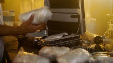 Yeraltı laboratuvarda Hardcore satıcı tuğla paketleri ilaçlarla dolu bavul için daha fazla satış ve dağıtım yerleştirir. Bindik kadar Windows ile terk edilmiş binada ağız kavgası.