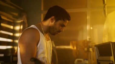 Yeraltı laboratuvarda Hardcore satıcı tuğla paketleri ilaçlarla dolu bavul için daha fazla satış ve dağıtım yerleştirir. Bindik kadar Windows ile terk edilmiş binada ağız kavgası.