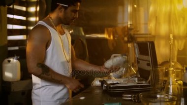 Acımasız uyuşturucu satıcısı alır Paketli uyuşturucu tuğla bavul ve kesim bu bir örnek denemek için bir bıçak ile dışarı. Bindik kadar Windows ile terk edilmiş binada ağız kavgası.