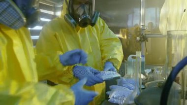 Yeraltı laboratuvarda koruyucu maskeler ve tulum giyen iki gizli kimyagerler çanta paketi kristal Meth kutularına dolu. Laboratuvar tam, yasadışı cihazıdır. Onlar terk edilmiş bir binada ağız kavgası.