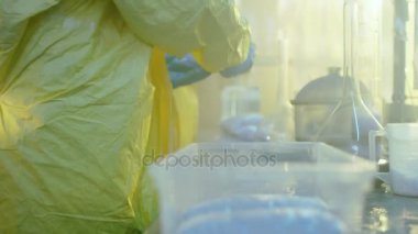 Yeraltı laboratuvarda koruyucu maskeler ve tulum giyen iki gizli kimyagerler paketi çanta sentezlenen Crystal meth kutuları daha fazla dağıtım için. Laboratuvar tam, yasadışı cihazıdır. Onlar terk edilmiş bir binada ağız kavgası.