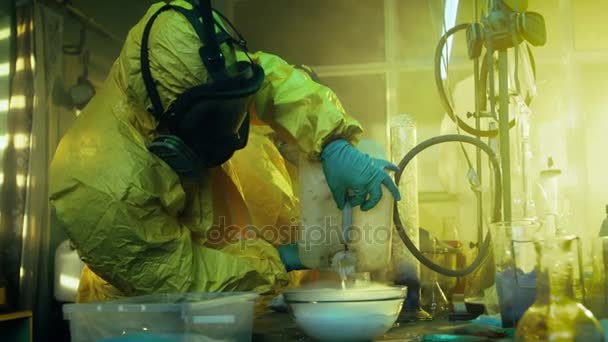 En el Laboratorio Subterráneo de Drogas, dos químicos clandestinos cubiertos con protectores y máscaras de gas mezclan sustancias químicas para sintetizar drogas. Trabajan en el edificio abandonado . — Vídeos de Stock