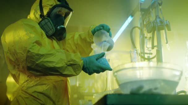 W podziemnym laboratorium chemików w ochronne maski i kombinezony gotować i pakiet leków. Pracują w opuszczonym budynku pełnego wyposażenia laboratorium. — Wideo stockowe