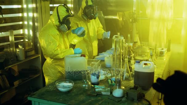 Soldados de las Fuerzas Especiales Antidrogas totalmente armados arrestan a dos químicos clandestinos que trabajan en el Laboratorio Subterráneo de Producción de Drogas Ilegales. Una gran cantidad de equipos de producción de drogas está por ahí . — Vídeos de Stock