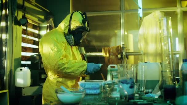 Soldados de las Fuerzas Especiales Antidrogas totalmente armados arrestan a químico clandestino en el Laboratorio Subterráneo de Producción de Drogas. El químico levanta las manos y se rinde. Un montón de equipos de producción de drogas funcionales está de pie alrededor . — Vídeos de Stock