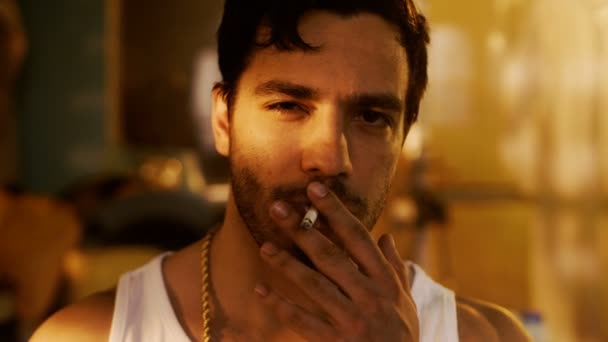 Rauchendes brutales Bandenmitglied mit Goldkette blickt aggressiv in die Kamera. — Stockvideo