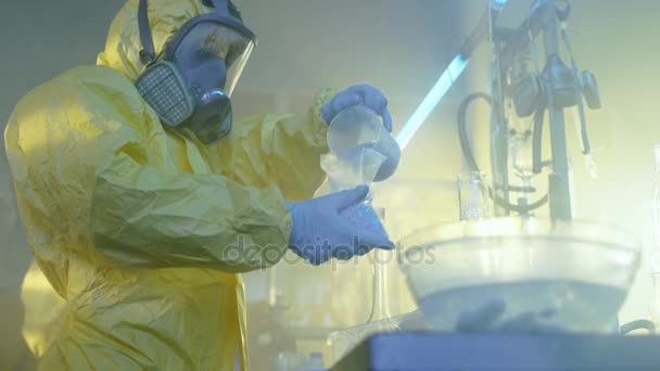 W podziemnym laboratorium chemików w kombinezony ochronne opakowanie nowo gotowane partii niebieski Crystal Meth w workach do dalszej dystrybucji ulicy. Gotują nielegalnie leków z wyposażeniem specjalnym laboratorium w opuszczonym budynku Re-Equ — Wideo stockowe