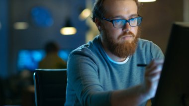 Yetenekli genç kavramı sanatçı çizim bir dijital kalem ekranda T