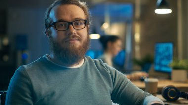 Genç gözlük düşünüyor bir sorun ızg üzerinde yaratıcı adam sakallı