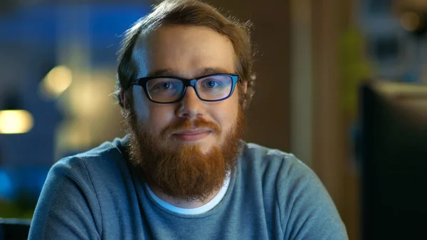 Nuori parrakas luova mies silmälasien kanssa ajattelee ongelmasta Whil — kuvapankkivalokuva