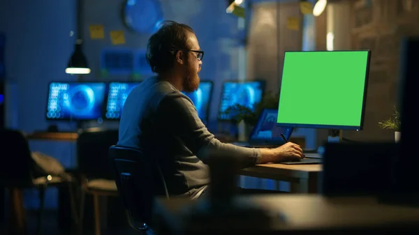 Креативний бородатий чоловік працює на персональному комп'ютері з ізольованим — стокове фото