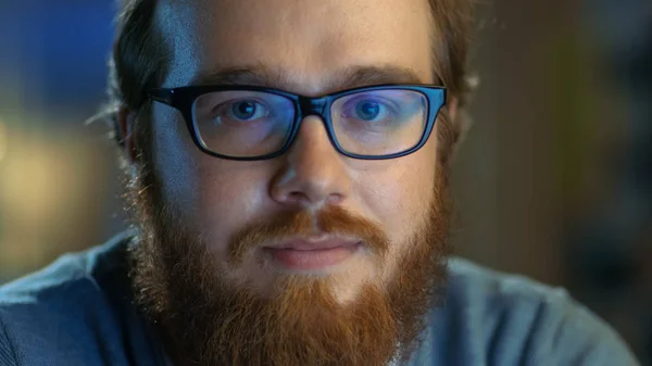 Colpo da vicino di un giovane uomo creativo barbuto con gli occhiali sembra — Foto Stock