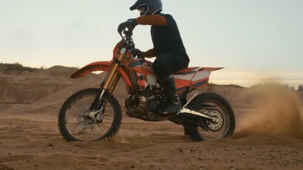 プロフェッショナル モトクロス バイク ドライブ彼のバイクにオフロード砂トラック. — ストック動画