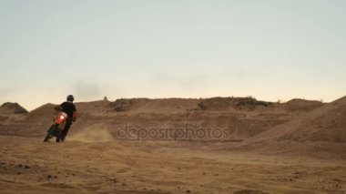 Profesyonel motokros motosiklet motosiklet Off-Road kum pistte sürücüler.. 