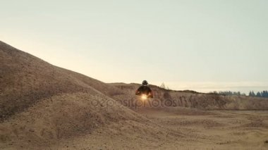 Profesyonel Motocross motorcu Fmx motosiklet Dunes üzerinde Sandy Off-Road yolda sürücüler.