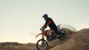 Profesyonel Motocross motorcu Dune Fmx motosiklet Off-Road yolda sürücüler..