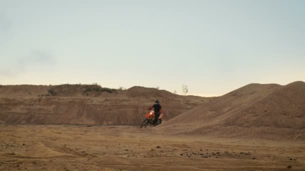 Ποδηλάτης επαγγελματική Μοτοκρός Μοτοσικλέτα του οδηγεί στην πίστα Off-Road άμμου. — Αρχείο Βίντεο