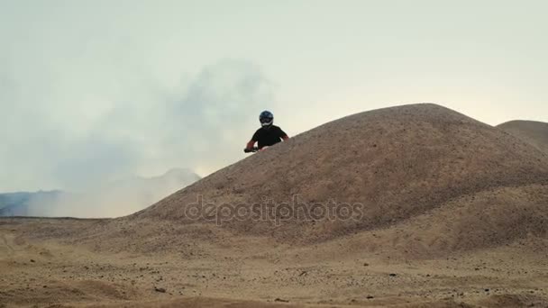 Професійні мотокросу байкер накопичувачі його Fmx мотоцикла через дюни позашляхових русло Сенді. — стокове відео