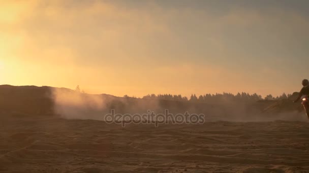 Profesionální motokros motorkář jezdí na motorce Fmx v off-roadovém terénu Sandy. Je západ slunce a mlha nastaví na zemi. — Stock video