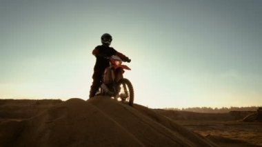 Profesyonel Motocross Fmx motosiklet binici kumul ve bakan tüm aşırı Off-Road arazi üzerinde yolculuk bugün o duruyor.
