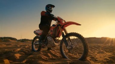 Kolu ve bu aşırı Off-Road arazi parça binmek başlayan düşük açılı atış tam büküm Fmx motosikletine oturmak profesyonel Motocross sürücüsünün azaltma